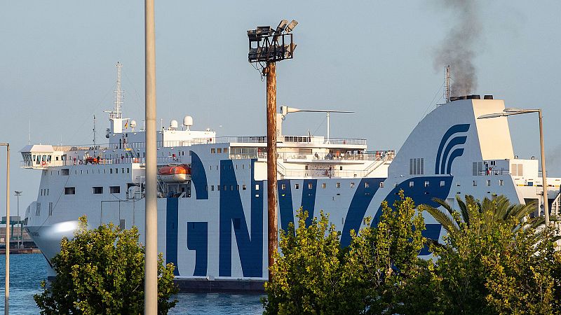 El ferri Tenacia, que se encontraba a la deriva, es remolcado al puerto de Valencia, donde ya han vuelto los pasajeros