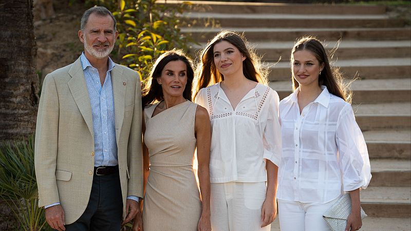 La princesa Leonor anima a los jóvenes a encarar la realidad con “esperanza y energía” y el rey celebra su "empuje"