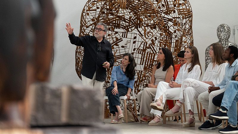 La princesa Leonor y la infanta Sofía visitan el taller del artista plástico catalán Jaume Plensa