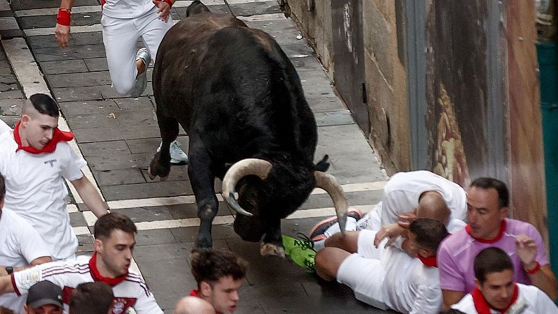 Mejores imágenes del quinto encierro de San Fermín 2024: vertiginoso estreno de la ganadería de Domingo Hernández