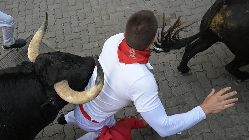 Los toros de Domingo Hernndez se estrenan en un veloz y peligroso quinto encierro de San Fermn 2024