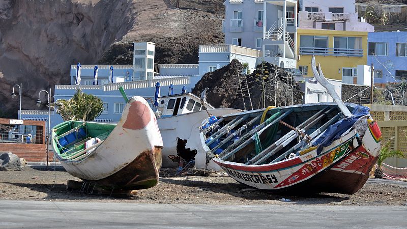 Dos fallecidos entre los 53 ocupantes de un cayuco que llegó esta madrugada a El Hierro