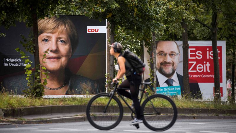 Merkel mantiene una amplia ventaja en los sondeos a una semana de las elecciones