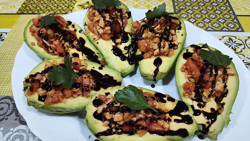 Receta de aguacates rellenos de pollo, fáciles y perfectos para el verano