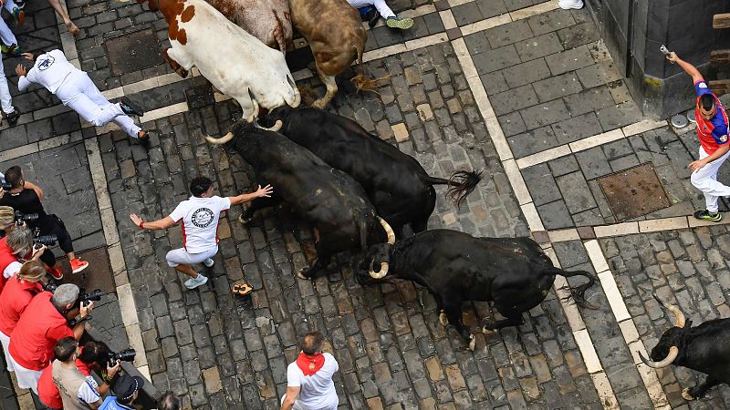 Los toros de Jandilla protagonizan un veloz y emocionante sexto encierro de San Fermín 2024