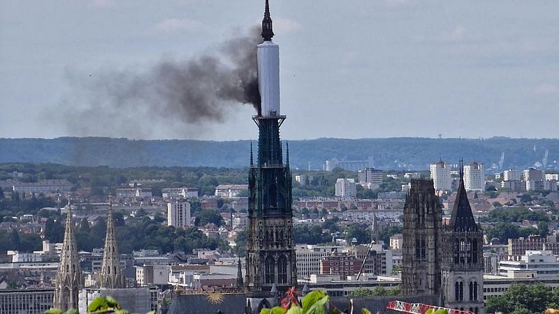 Los bomberos consiguen controlar un incendio de la aguja de la catedral de Ruan, en Francia