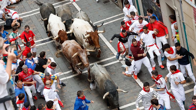 Los toros de Jos Escolar protagonizan un peligroso y rpido sptimo encierro de San Fermn 2024