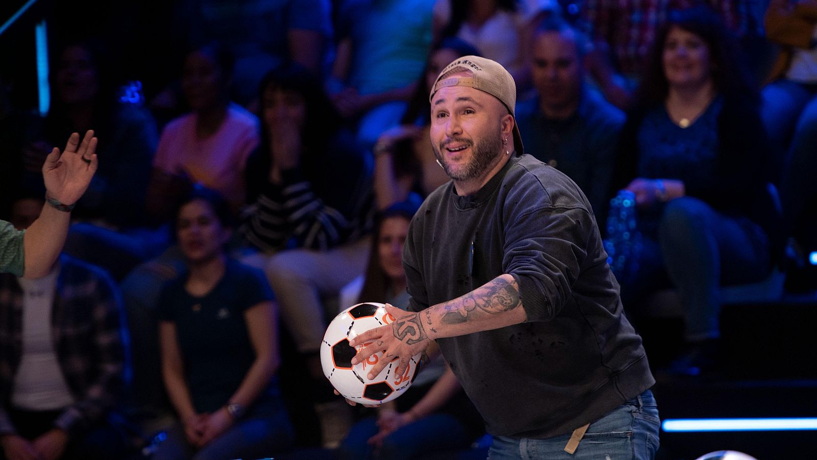 Invictus: Kiko Rivera se coló en el autobús del Sevilla - Invictus, ¿te atreves? | Ver