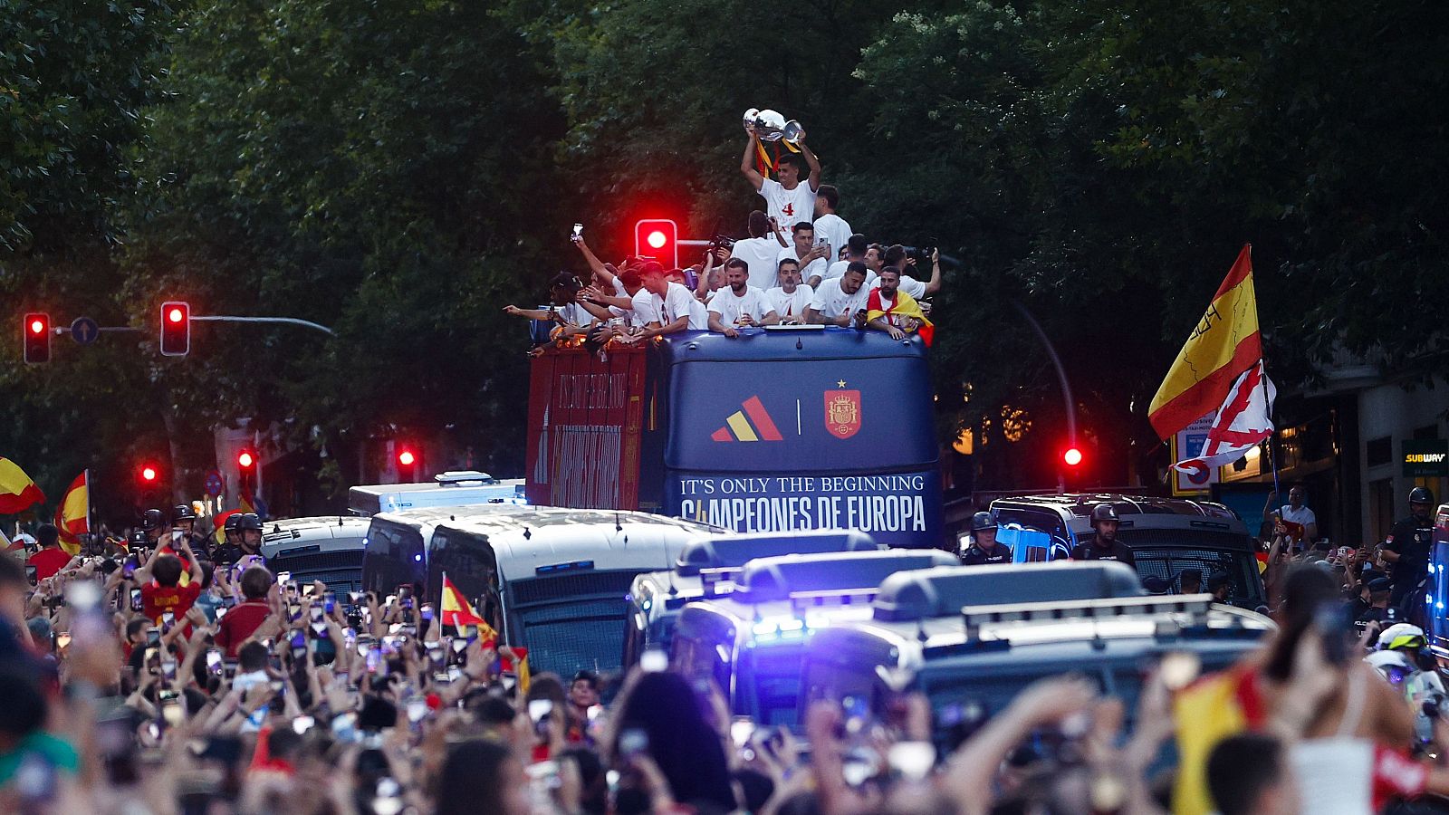 La seleccin celebra la Eurocopa con una marea roja y Morata de maestro de ceremonias