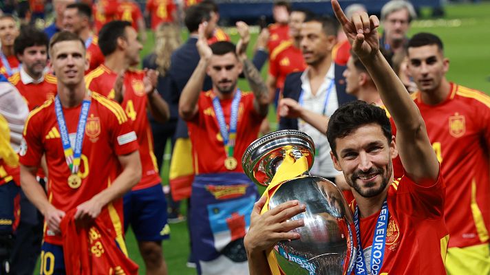 Jess Navas, con el trofeo de la Eurocopa 2024