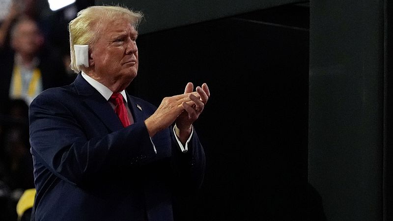 Trump reaparece con la oreja vendada ante los republicanos en Milwaukee