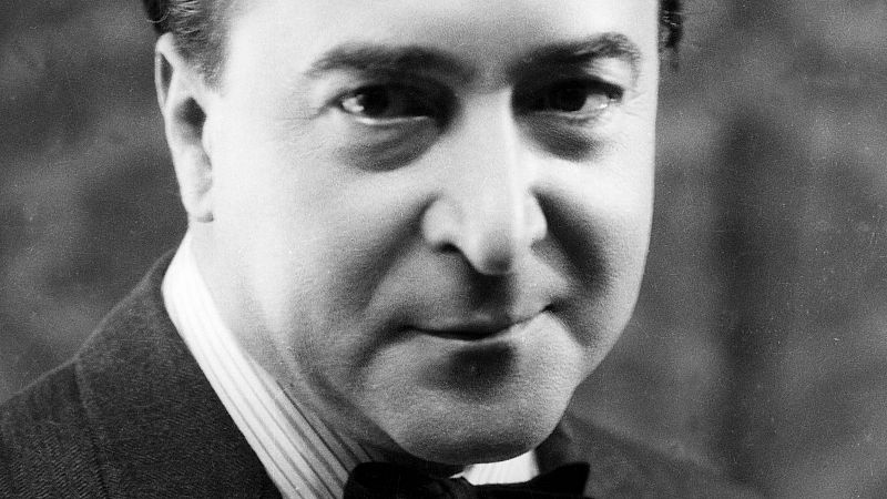 Aeroplanos, apaches, modistas y enterradores desfilan por el París de Julio Camba en 1909