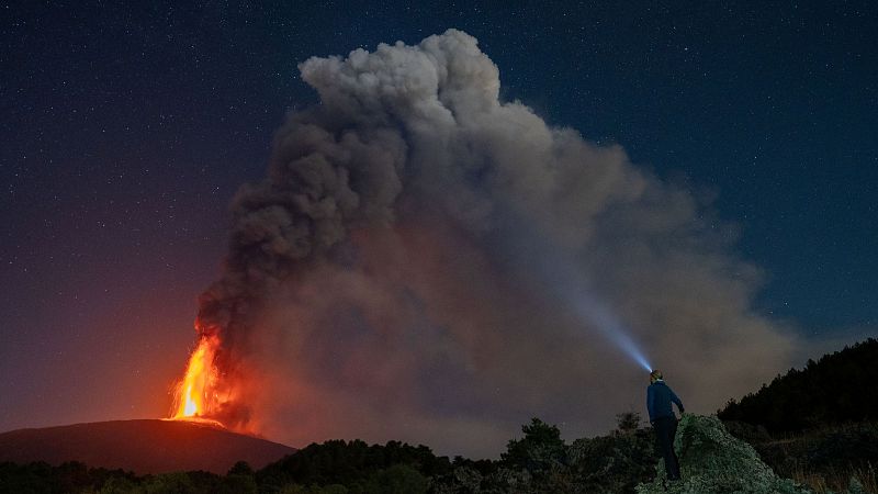 La erupcin del volcn Etna se intensifica con la emisin de lava y una gran columna de cenizas