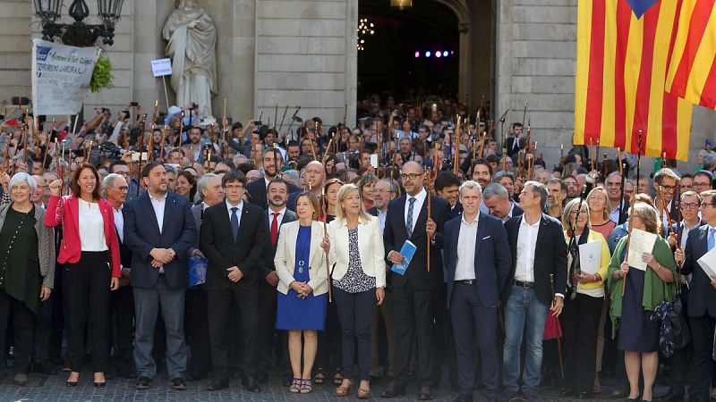 El TSJC acuerda investigar por desobediencia a los líderes municipales por promover el referéndum del 1-O