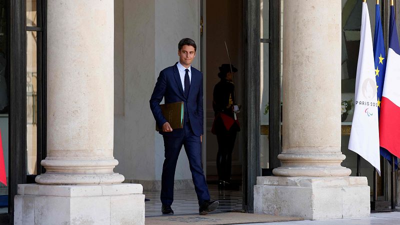 Macron acepta la dimisión del primer ministro, Gabriel Attal, y pide consenso para crear una alternativa