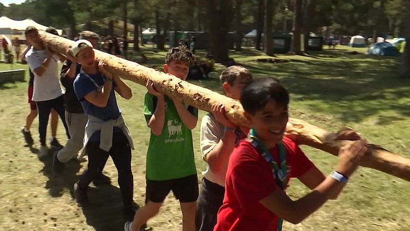 Cambiar el mvil y las consolas por senderismo y talleres: los nueve das sin internet de 5.000 scouts en Covaleda, Soria