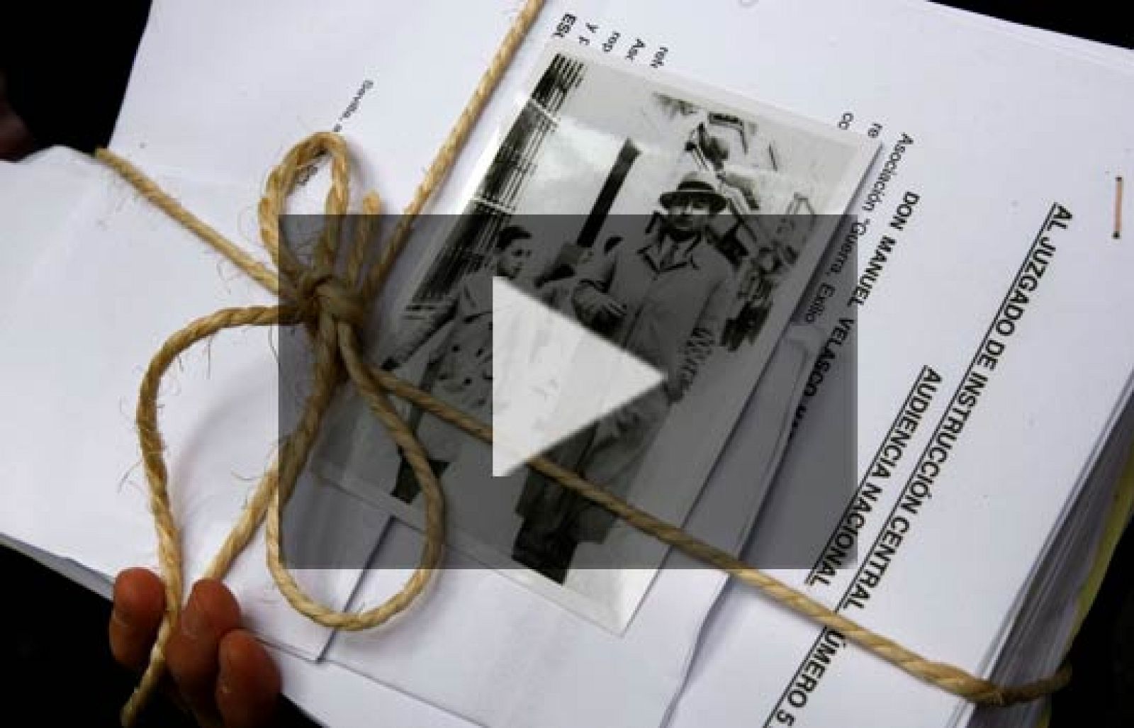 El juez Garzón ha recibido un listado con más de 130.000 nombres de víctimas de la represión franquista | Ver