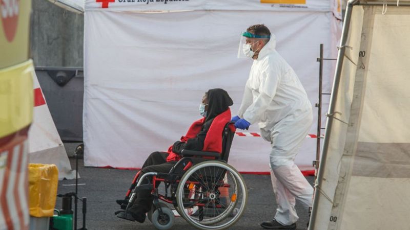 La ayuda sanitaria a migrantes en El Hierro: "No hay medicina para un niño a cuyos padres han tirado por la borda"