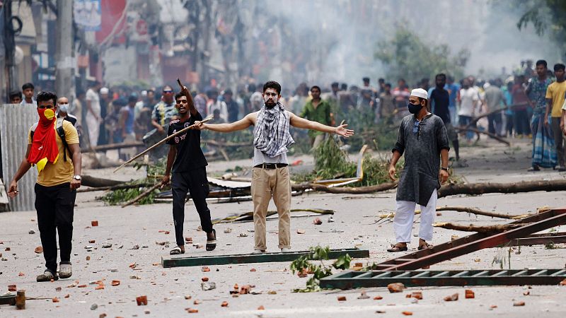 Las protestas estudiantiles en Bangladesh dejan más de un centenar de muertos y el gobierno decreta el toque de queda