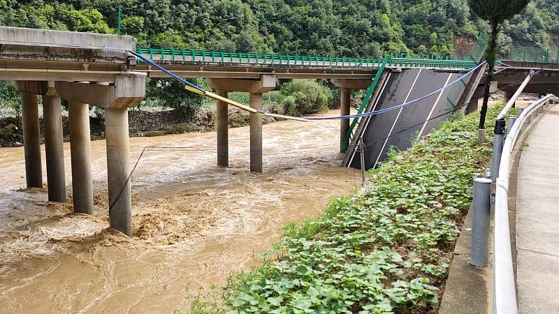 Al menos doce muertos y una treintena de desaparecidos al derrumbarse un puente de una autopista en China