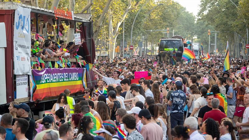 Centenares de personas participan en la manifestación principal del Pride Barcelona 2024