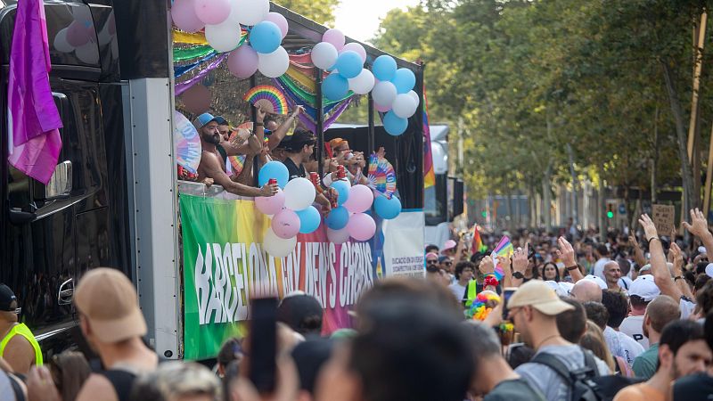 El Pride! omple el centre de Barcelona reclamant una educació en diversitat sexoafectiva