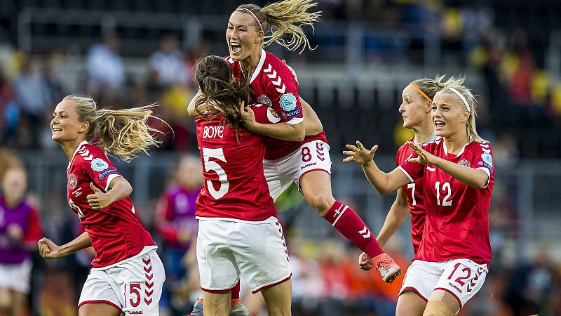 Los internacionales daneses ofrecen parte de su sueldo para la selección femenina