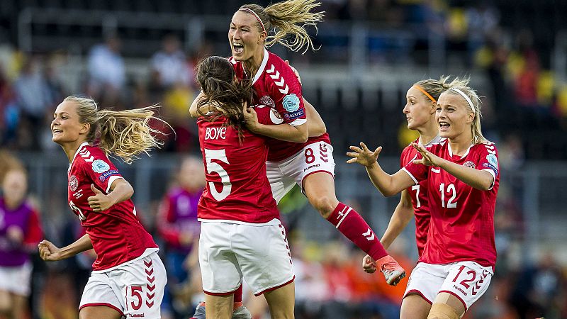 Los internacionales daneses ofrecen parte de su sueldo para la selección femenina