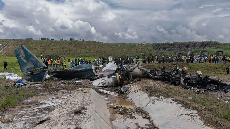 Mueren 18 personas al estrellarse un avión durante su despegue en Nepal