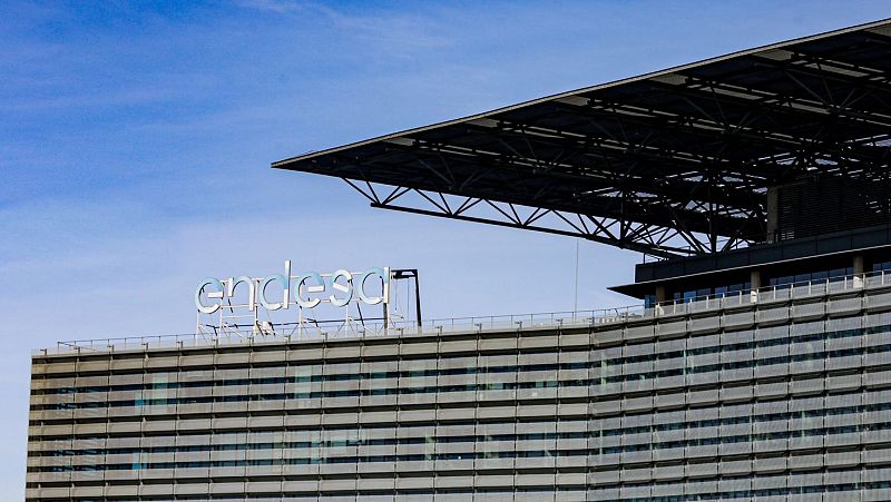 Endesa vende el 49,99% de su negocio solar al grupo emirat Masdar por 817 millones