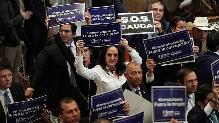 Miembros del Congreso colombiano de partidos de la oposicin se manifiestan contra la corrupcin, en Bogot.