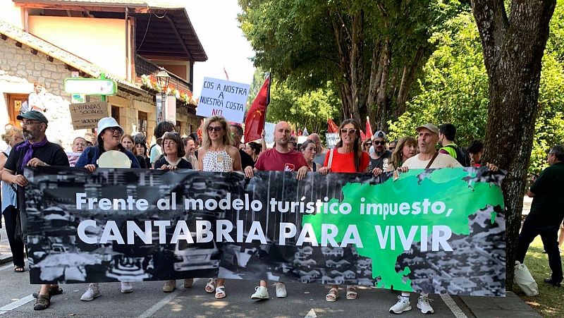 Más de medio millar de personas se manifiestan en Puente San Miguel contra el modelo turístico de Cantabria