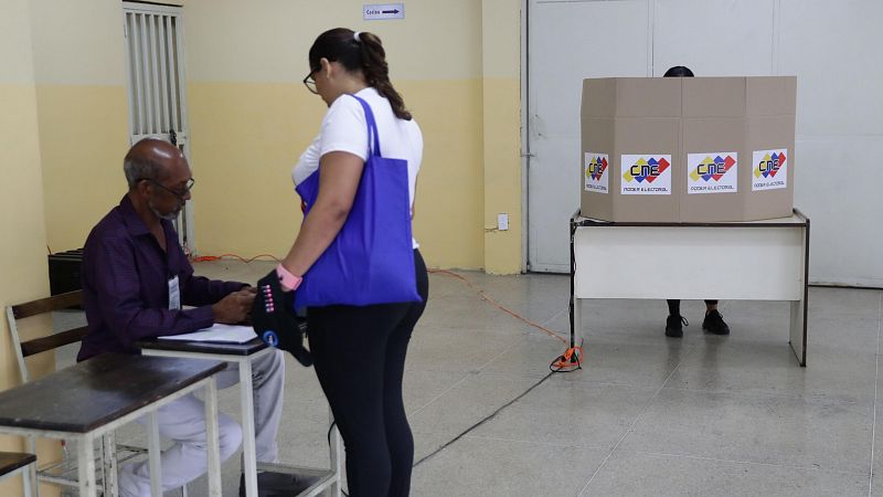 Venezuela vota sin incidentes y con la promesa de Maduro y de la oposición de que reconocerán el resultado