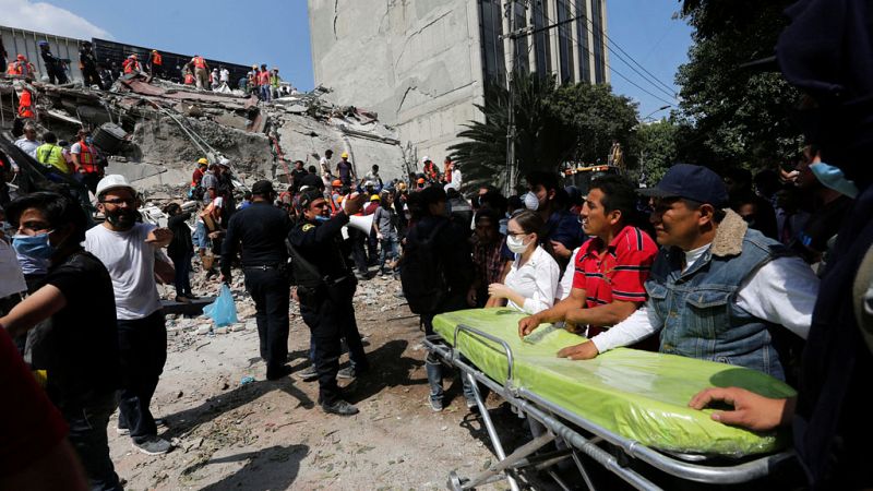 Al menos 224 muertos en un fuerte terremoto en México con decenas de edificios derruidos
