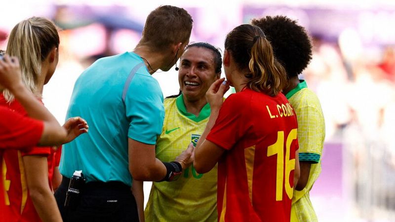 España hace una fase de grupos perfecta tras un partido marcado por la expulsión de la leyenda Marta Vieira