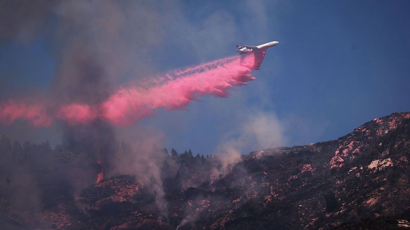 California y Canadá luchan contra incendios forestales sin control con miles de evacuados
