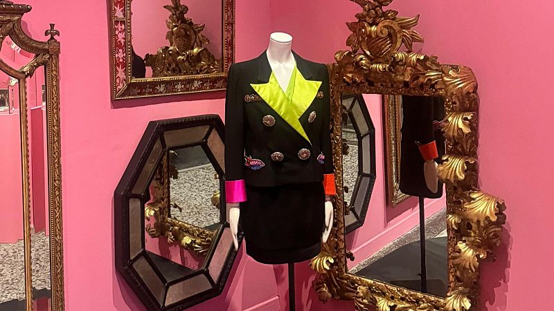 'Gianni Versace frente al espejo', un homenaje al pionero que transformó la estética de su época