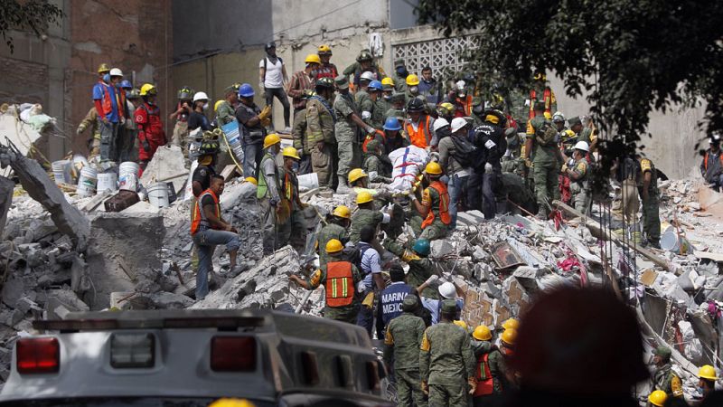 México se afana en rescatar a los atrapados entre los escombros tras el terremoto