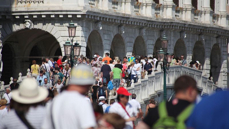 Venecia limita los grupos de turistas con guía a 25 personas y prohíbe el uso de altavoces