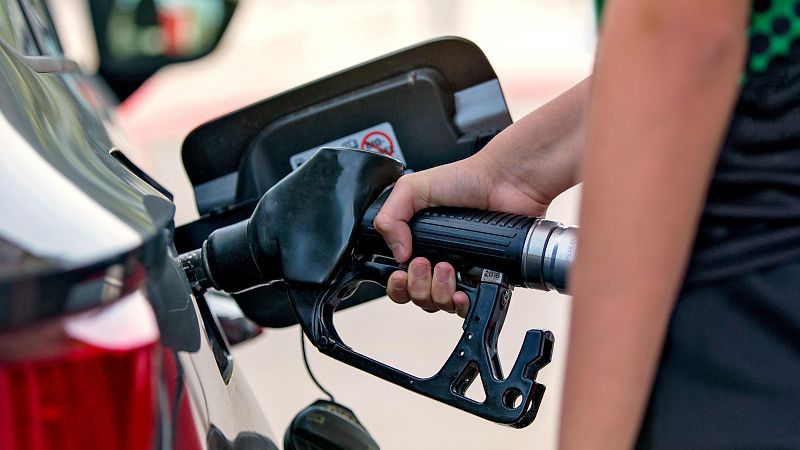 La gasolina cae a su precio más bajo desde marzo en plena Operación Salida de agosto