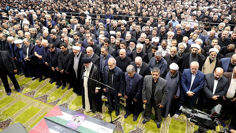 El líder supremo de Irán preside el funeral de Haniya entre gritos de "muerte a Israel"