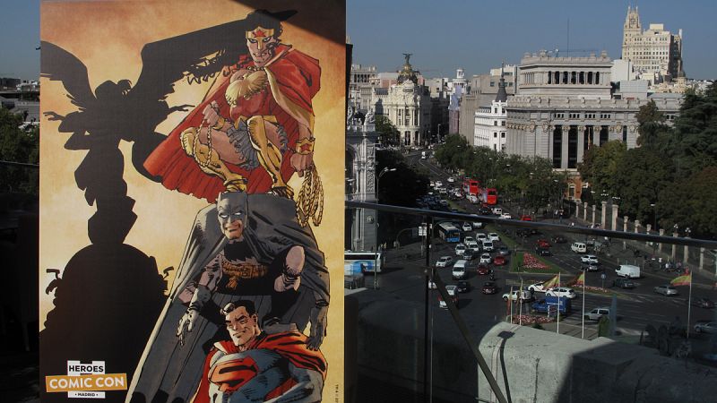 Frank Miller sube a Batman, Superman y Wonder Woman al edificio Metrópolis, en el cartel de Heroes Comic Con