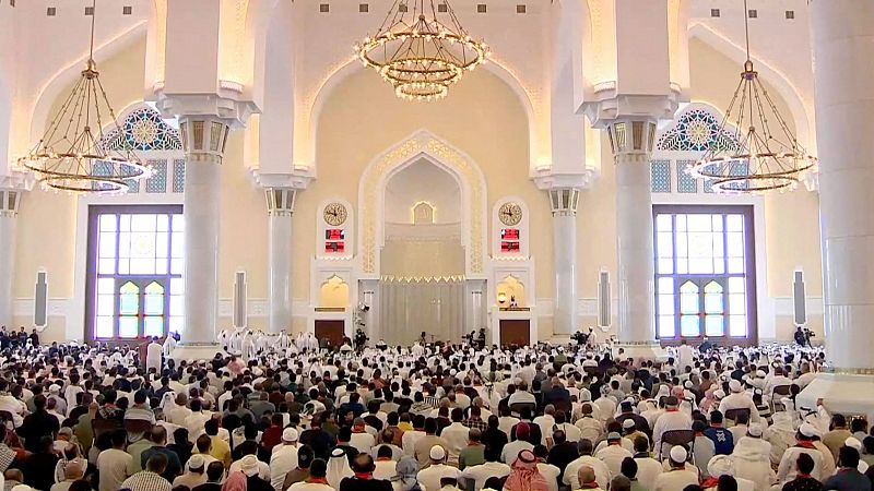 Miles de personas despiden al líder de Hamás, Ismail Haniya, en la mayor mezquita de Catar