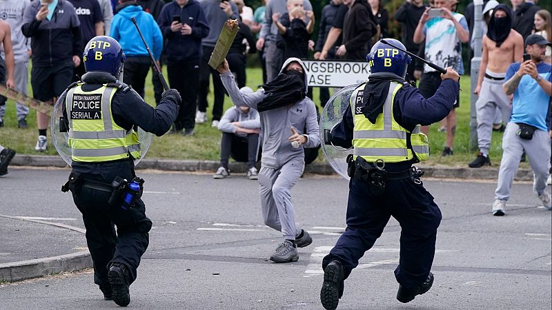 Starmer reúne al comité de emergencia tras los disturbios xenófobos en Reino Unido: "No es protesta, es violencia"