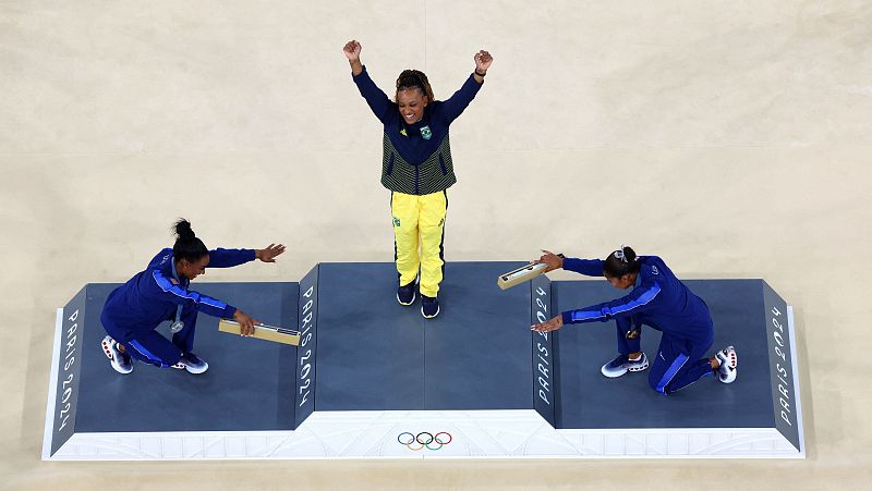 Simone Biles se muestra humana: plata y caída para cerrar su participación en París 2024