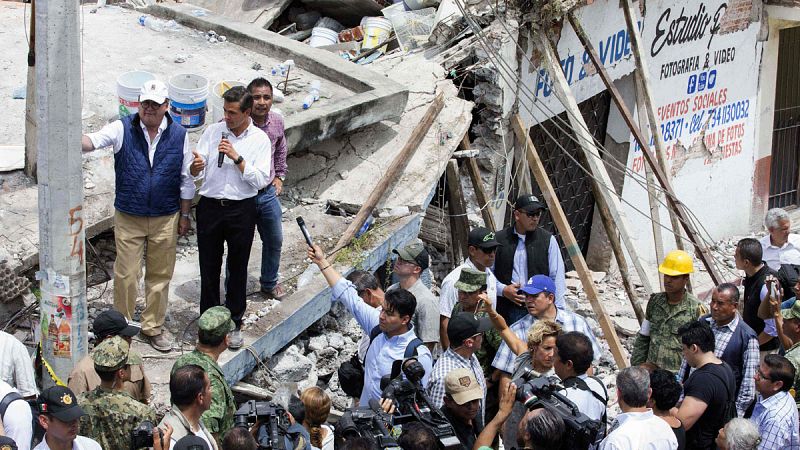 Peña Nieto pide "calma" mientras prosiguen las labores de rescate y aumenta el balance de muertos