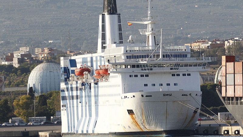 Los estibadores de Barcelona deciden no asistir a un buque que aloja a la Policía