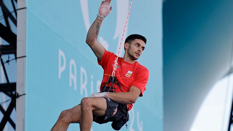 Alberto Ginés se cae del podio de París 2024 con un séptimo puesto en la final de escalada