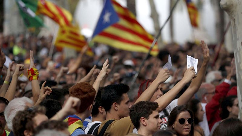 Cientos de personas protestan por las detenciones del 1-O ante el más alto tribunal catalán