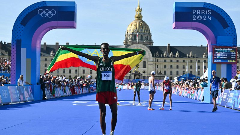 Tamirat Tola recupera para Etiopía la corona del maratón con un nuevo récord olímpico en París 2024